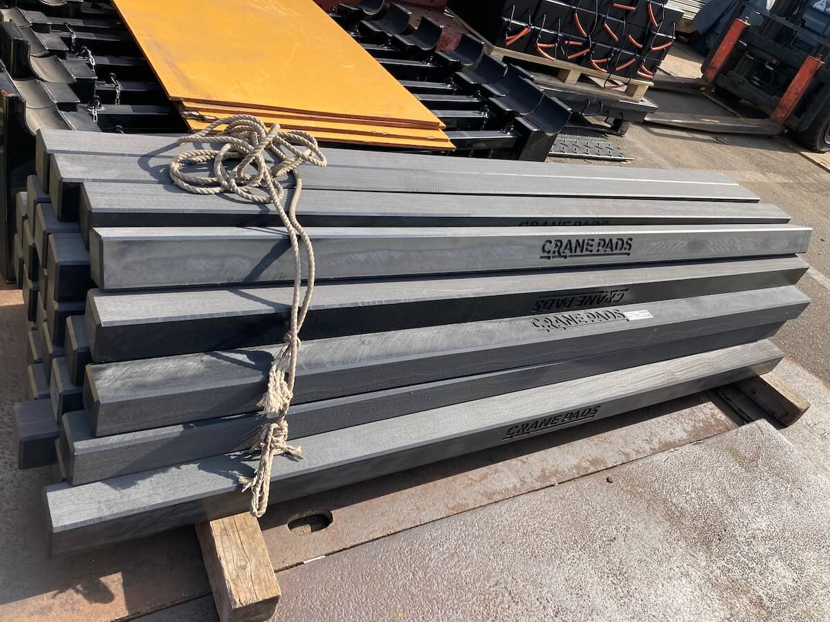 トラックの荷台に積まれた樹脂製バタ角